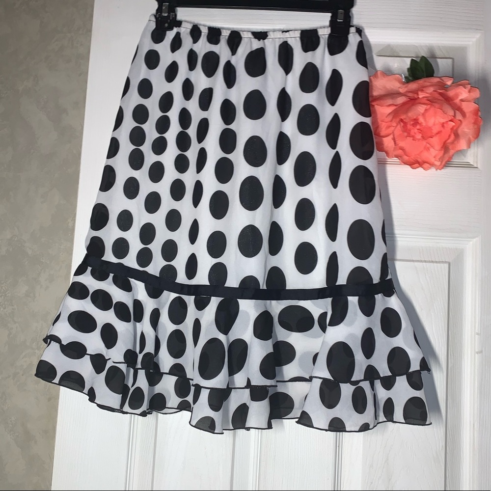 3/15🔥 Polka dotted black & white skirt